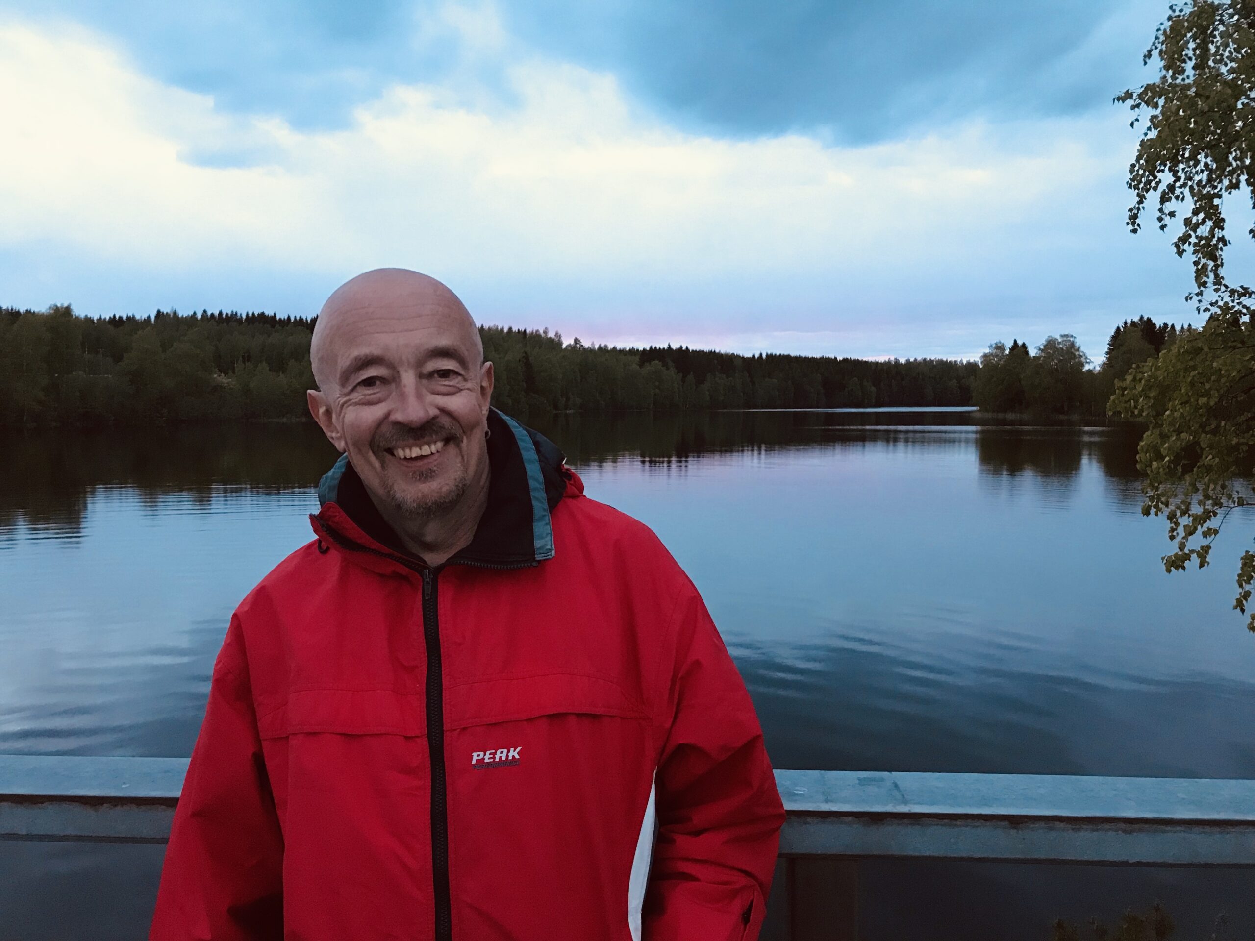 Juha Roiha järven edustalla.